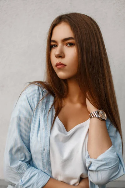 Mavi bir duvarının yakınında rahat tarzı güzel bir genç kız portresi yaz