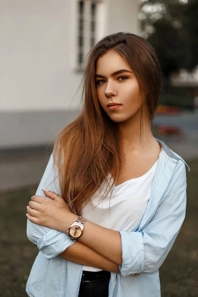 Retrato moderno de moda de uma bela jovem com cabelo comprido em roupas de estilo casual ao ar livre — Fotografia de Stock