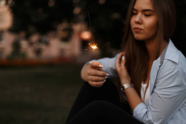 Mulher bonita com sparkler descansando em férias — Fotografia de Stock