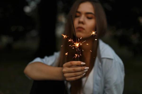 Imagen de cerca de una hermosa mujer con una chispa ardiente — Foto de Stock