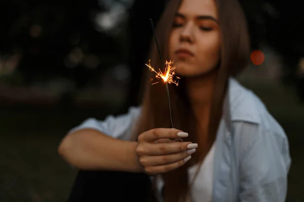 Hermoso fuego bengalí ardiente con chispas en manos femeninas — Foto de Stock