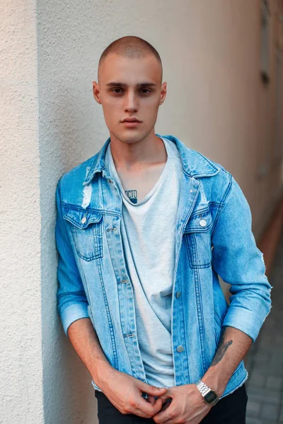 Porträtt av en stilig amerikansk pojke i jeans kläder på gatan — Stockfoto