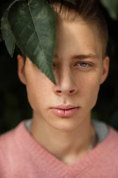 自然的绿色的叶子雀斑英俊青年肖像 — 图库照片