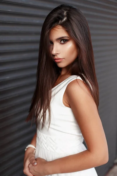 Porträt einer schönen amerikanischen Model-Frau in einem weißen Kleid auf dunklem Hintergrund — Stockfoto