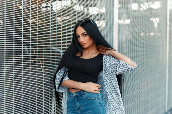 Schöne junge Frau mit langen schwarzen Haaren und weißem Hemd auf der Straße — Stockfoto