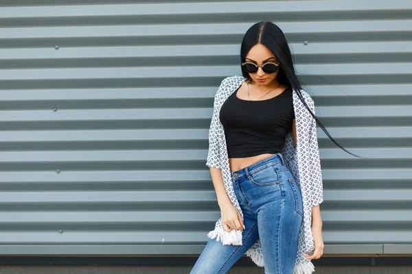 Mode hübsche Frau mit trendiger runder Sonnenbrille in stylischer Kleidung — Stockfoto