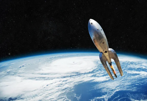 Vintage metalen ruimteschip vliegt in de buurt van de aarde. Het begin van de ruimte manier — Stockfoto
