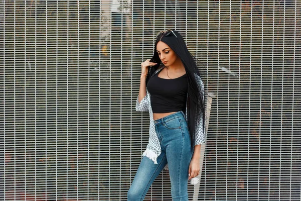 Izgarayı yakınındaki şık şık rahat kıyafetler kadında güzel genç model