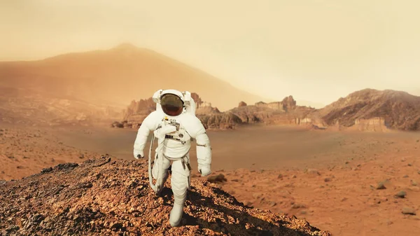 Astronot adam çölde Mars dağlarda ile yürür. Kızıl gezegen yolculuk. Kızıl gezegen Mars peyzaj