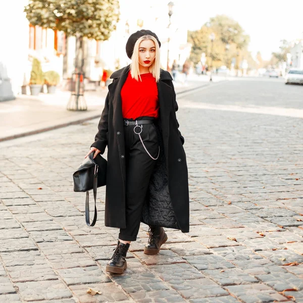 도시에서 걷는을 날에 블랙 패션 코트에 핸드백과 아름 다운 유행 여자 — 스톡 사진