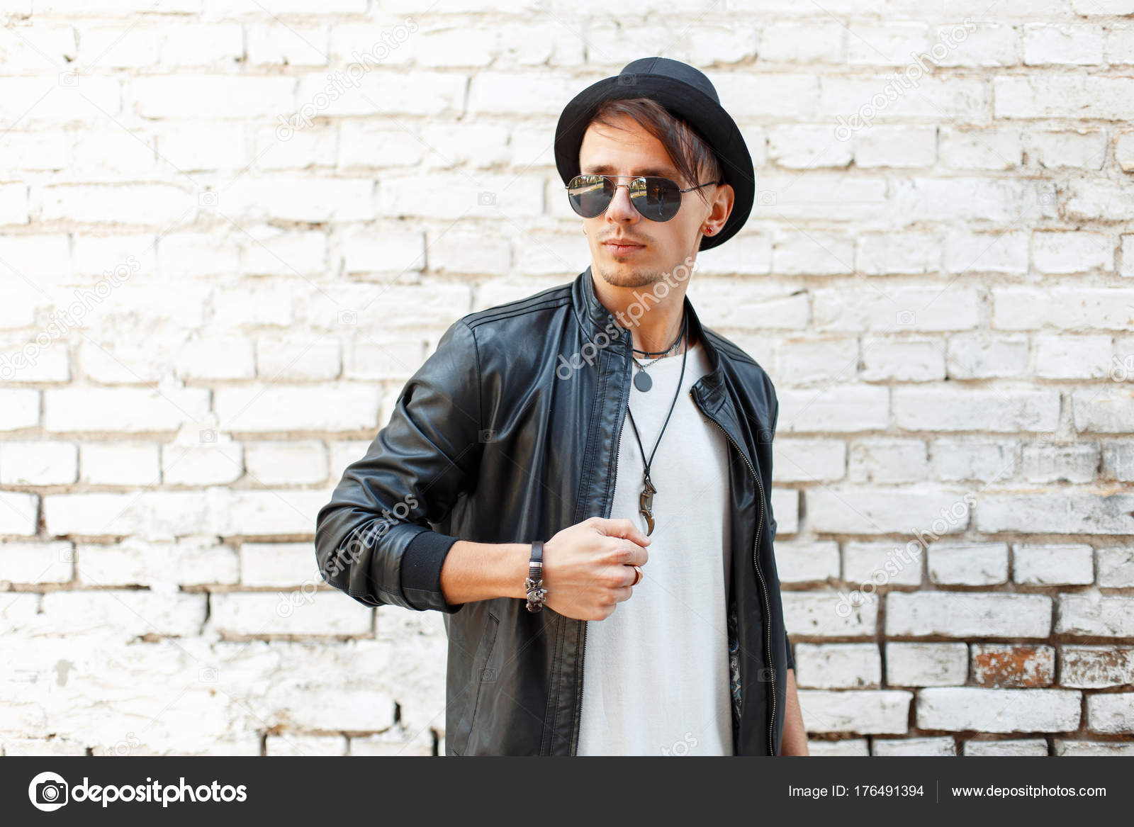 Stilfuld flot mand med solbriller og en sort hat i en læderjakke nær vintage Stock-foto © alonesdj #176491394