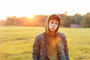 yakışıklı adamla doğa gün batımında mahallede şık askeri ceket