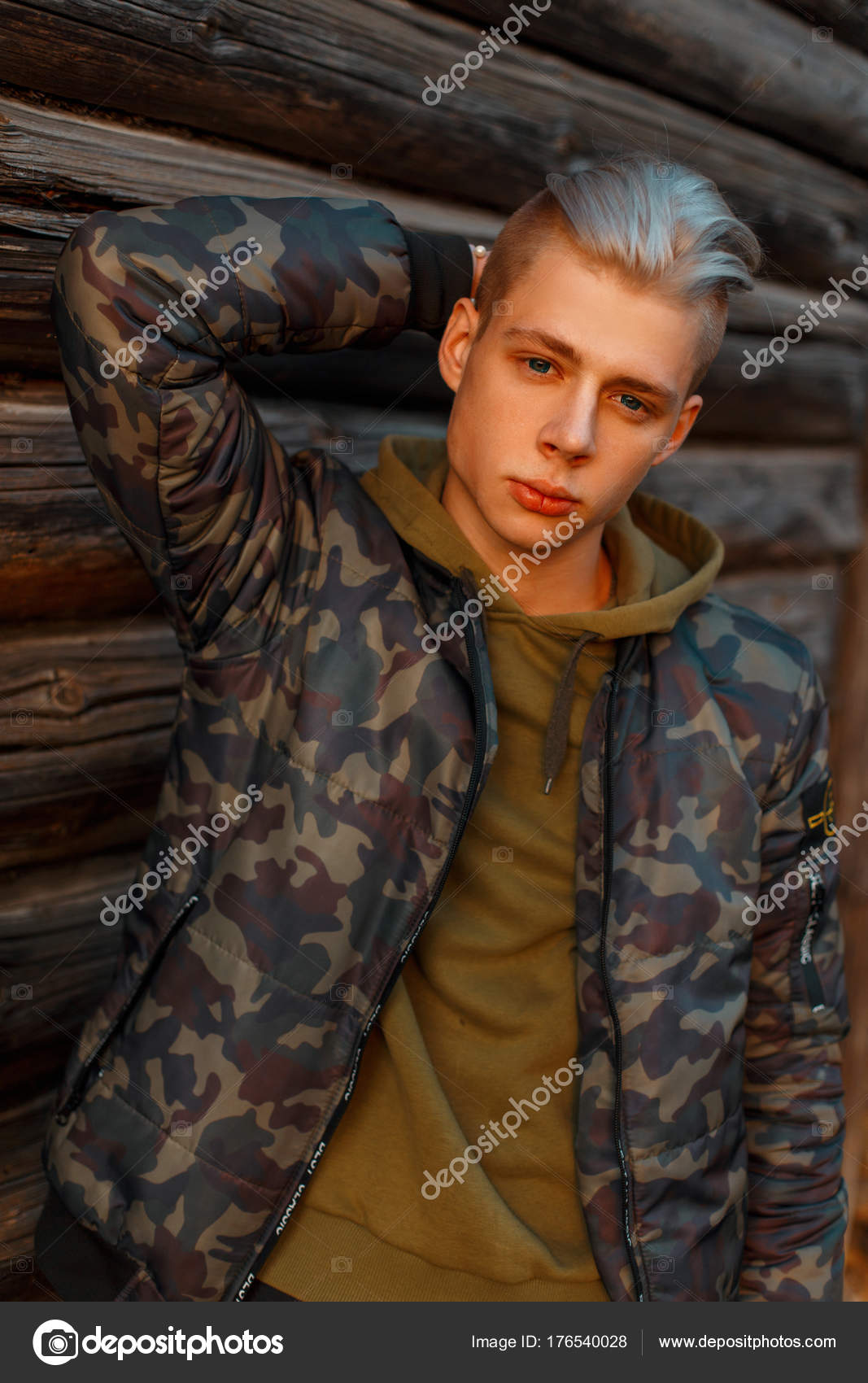Avec Une Beau Homme Dans Militaire Tendance Veste Capuche Jeune q0Z0xrt