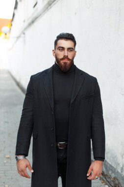 Sokakta siyah paltolu bir sakallı yakışıklı hipster adam