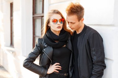 Güneşli bir günde güneş gözlüklü bir moda şık giysiler içinde güzel genç Çift