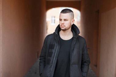 Sokakta yürüyen siyah şık kış ceketli yakışıklı şık adamı