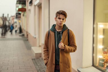 moda yakışıklı bir vitrin sokakta yakınındaki poz kapüşonlu ile şık bir vintage ceket