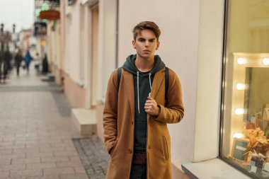 sokakta trendy hoodie ile şık bir ceket şık yakışıklı