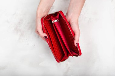 Şık boş kadın kırmızı çanta beyaz doku kadın elinde