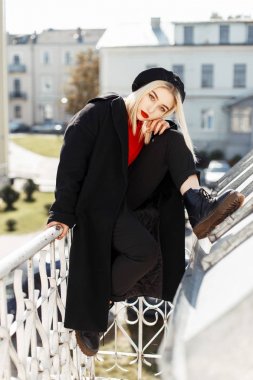 Güneşli bir günde bir bere trendy bir sonbahar stiliyle moda güzel kadın