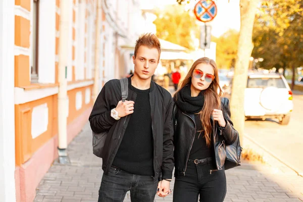 Красивая молодая пара в модной одежде с сумками, путешествующими вместе по городу — стоковое фото