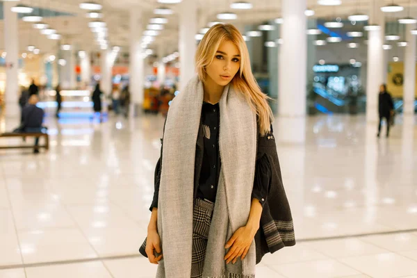 Elegante mujer hermosa en ropa de otoño de moda en un centro comercial — Foto de Stock