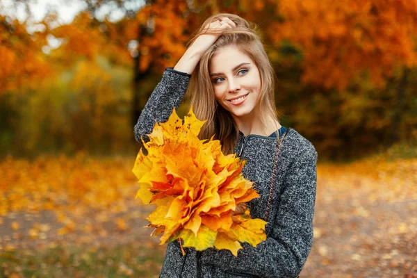 Buket sarı yapraklar parkta yürüyüş ile şık güzel mutlu kız — Stok fotoğraf