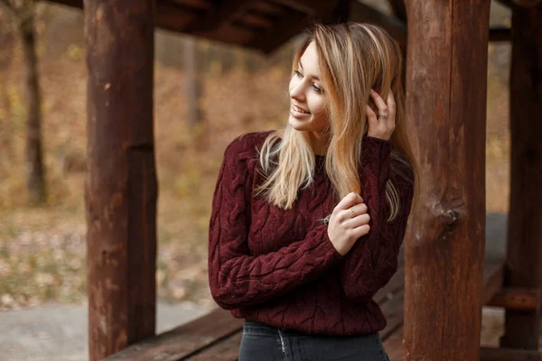 Glückliche junge Frau mit einem Lächeln im Strickpullover im Freien — Stockfoto