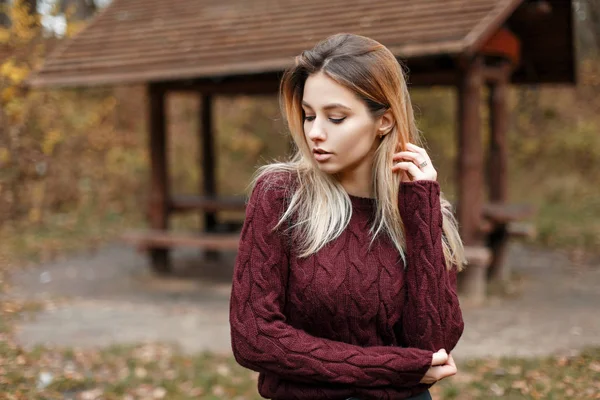 Hermosa chica modelo joven en suéter elegante en la naturaleza cerca de la casa de madera —  Fotos de Stock