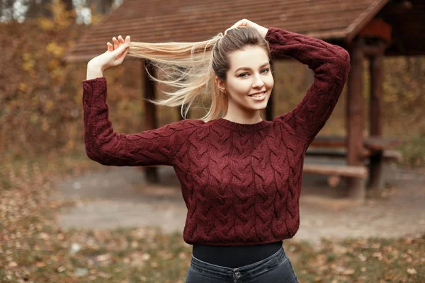 Jovem engraçada feliz em camisola de malha quente na floresta. Beleza natural — Fotografia de Stock