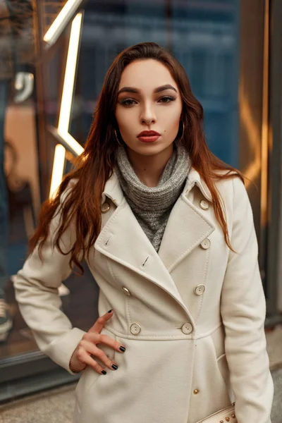 Elegáns fiatal lány az őszi trendi kabát jelentő külső tároló előtt — Stock Fotó