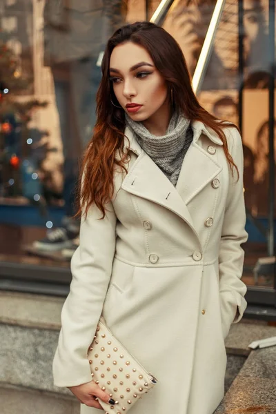 Jeune fille élégante dans un manteau d'automne à la mode avec un sac de mode dans la rue dans la ville — Photo