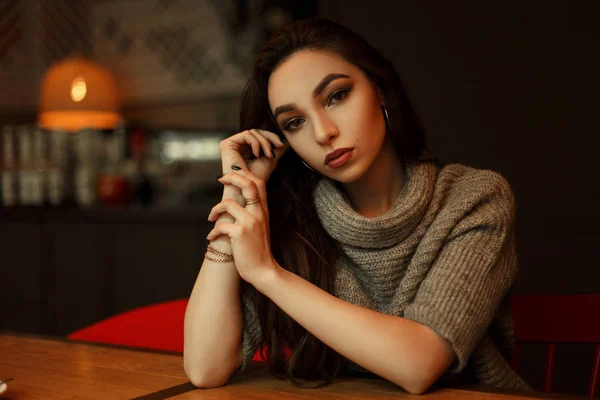 Kötött meleg pulóver szép elegáns fiatal nő ül egy kávézóban — Stock Fotó