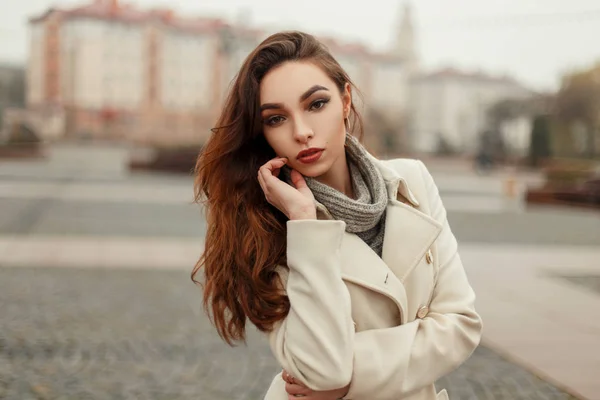美丽的年轻模特女孩在一个时髦的时髦的外套在城市的秋天天 — 图库照片