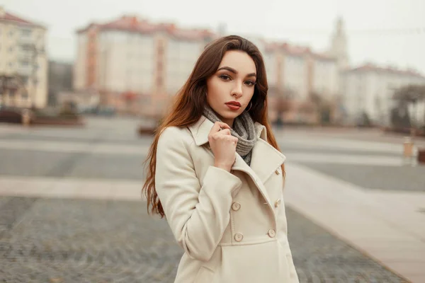 Belle jeune femme dans des vêtements élégants d'automne élégant posant dans la ville — Photo