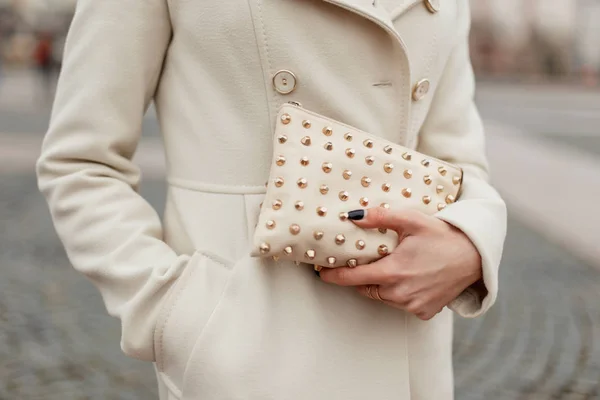 Bolso de mano femenino elegante de moda en manos de mujeres en la calle — Foto de Stock