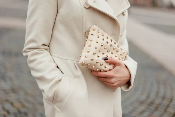 Krásné módní dámské kabelky. Model dívka v módní kabát wi — Stock fotografie
