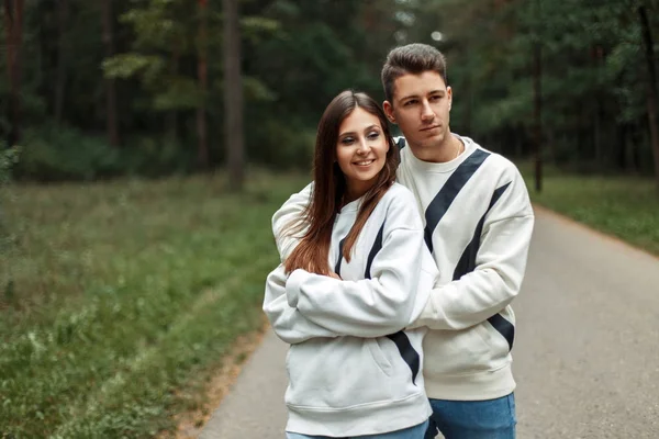 Güzel mutlu çiftimiz parkta yürüyüş şık giysiler