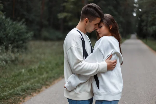 Fiatal pár szerelmes ölelni egymást a természet háttér — Stock Fotó