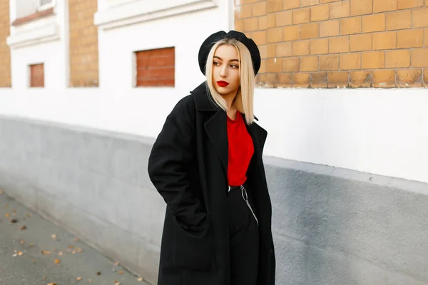 블랙 빈티지 세련 된 코트에서 유행 아름 다운 여자는 거리에 산책 — 스톡 사진