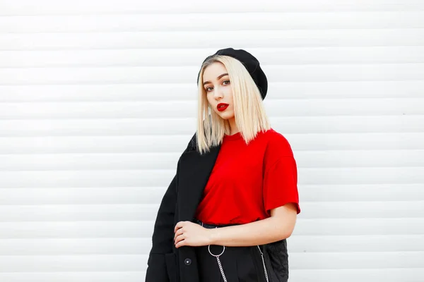 Mujer bastante joven en ropa hermosa de moda posando cerca de la pared blanca — Foto de Stock