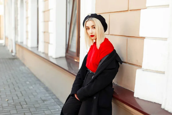 Belle jeune femme en manteau noir avec un béret posé dans la rue — Photo
