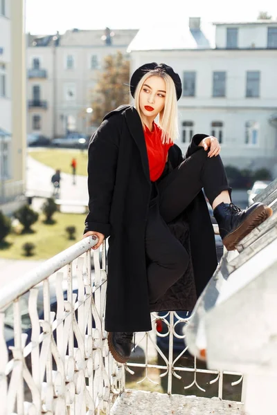Nagyon elegáns fiatal nő, egy fekete divat kabát, az őszi napsütésben a Beret — Stock Fotó