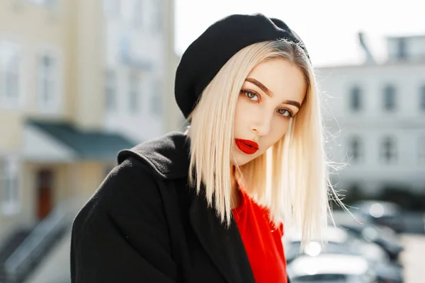 Retrato soleado de una hermosa joven con labios rojos en ropa de otoño de moda en la calle —  Fotos de Stock