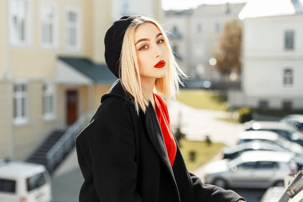 Menina loira bonita com lábios vermelhos em roupas de outono na moda no outono dia ensolarado — Fotografia de Stock