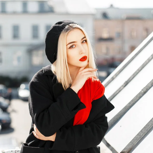 Modelo de mulher bonita elegante com lábios vermelhos em boina preta e casaco na moda, olhar elegante — Fotografia de Stock