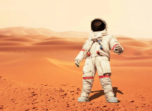 Kızıl gezegen Mars'ta bir uzay giysisi duran adam. Spaceman fethetmek yeni bir gezegen. Uzay kavramı 