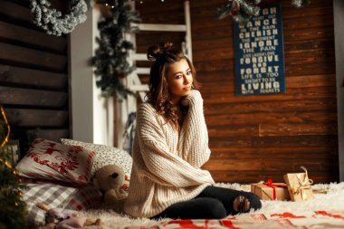 Hediyeler ile bir vintage kazaklı bir saç kesimi ile genç kız 