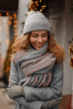 Güzel genç şık kız gülümsüyor şık kış knitte içinde