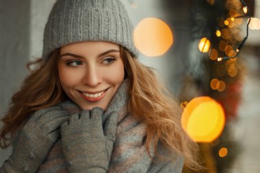 Güzel mutlu genç kadın, moda bir şaşırtıcı bir gülümseme ile